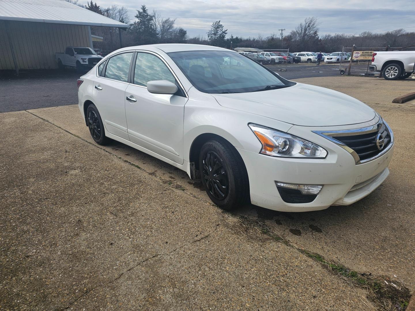 2015 WHITE Nissan Altima 2.5 S (1N4AL3APXFN) with an 2.5L L4 DOHC 16V engine, Continuously Variable Transmission transmission, located at 533 S Seven Points BLVD, Seven Points, TX, 75143, (430) 255-4030, 32.313999, -96.209351 - Photo#1